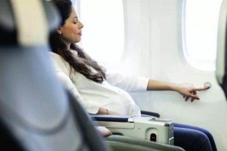 Các mẹ bầu cần lưu ý gì khi đi máy bay